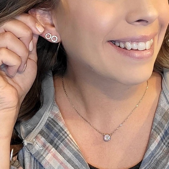 NEW Silver Iridescent Pendant Necklace - Picture 5 of 8